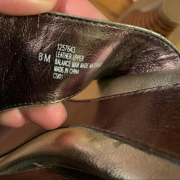 NWOB Sofft Gold Metallic Leather Sandals size 8 - Picture 4 of 6